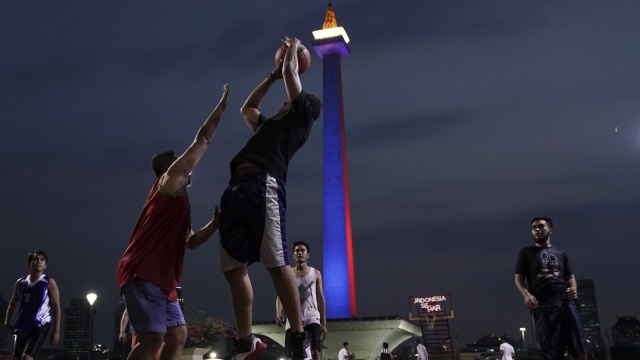 Monas disorot lampu warna ASEAN. (Foto: Antara/Wahyu Putro A)