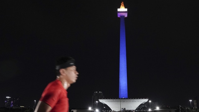 Monas disorot lampu warna ASEAN. (Foto: Antara/Wahyu Putro A)