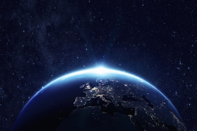 Potret Langit dan Cahaya Lampu di Bumi (Foto: Thinkstock)