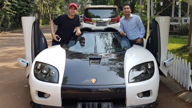 Raffi Ahmad berpose denga mobil Koenigsegg  (Foto: Twitter/@radityadika)
