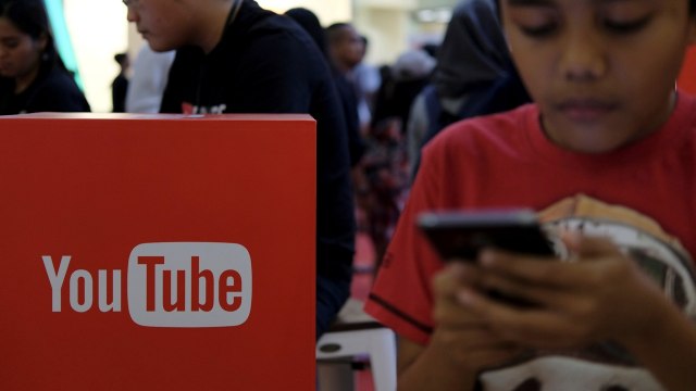 Seorang anak sedang membuka YouTube. (Foto: Beawiharta/Reuters)