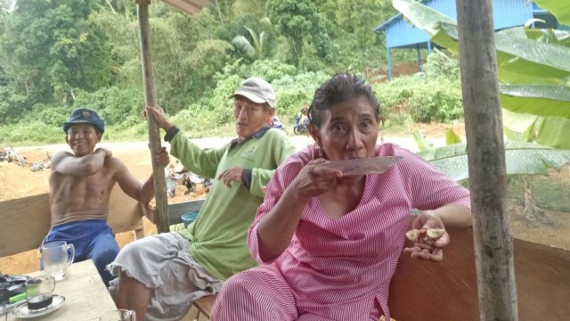 Menteri Susi menikmati kopi bersama nelayan. (Foto: Angga Sukmawijaya/kumparan)