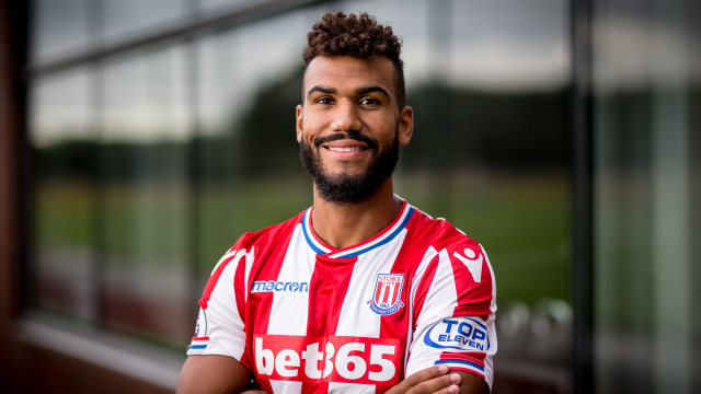 Eric Choupo-Moting resmi berseragam Stoke. (Foto: Twitter/Stoke City)