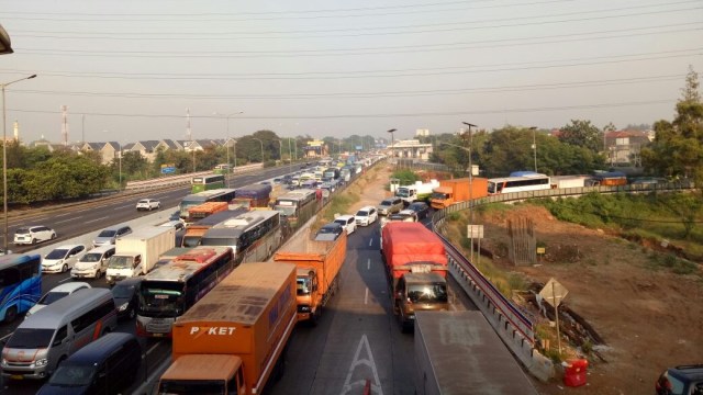 Lalin tersendar dari arah Jakarta ke Cikampek. Foto: Jihad Akbar/kumparan