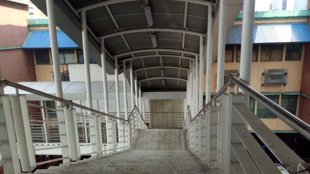 Pekerja menyelesaikan pembangunan Halte Cipulir (Foto: Diah Harni/kumparan)