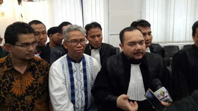 Buni Yani dan pengacaranya. (Foto: Jihad Akbar/kumparan)