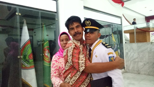 Praja IPDN Yegi dan keluarga (Foto: Kevin Kurnianto/kumparan)