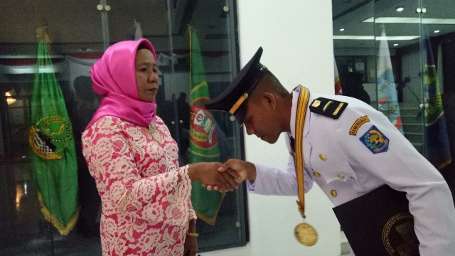 Praja IPDN Yegi dan keluarga (Foto: Kevin Kurnianto/kumparan)