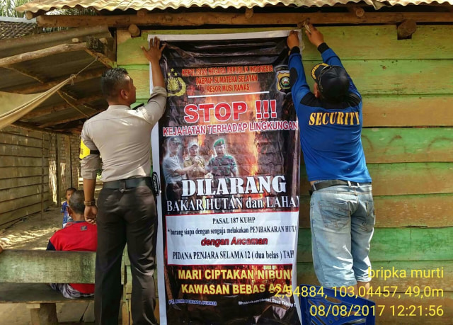 Polsek Nibung Pasang Banner Himbauan Karhutla