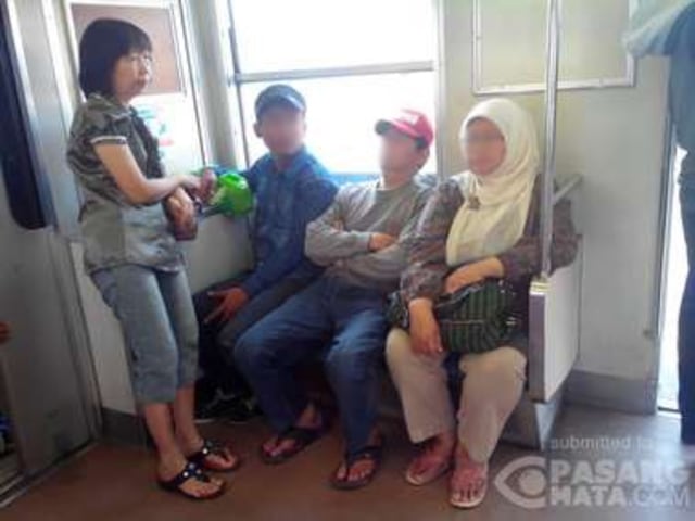  Adakah Rasa Bersalah Saat Duduk di Bangku Prioritas Commuter Line? 