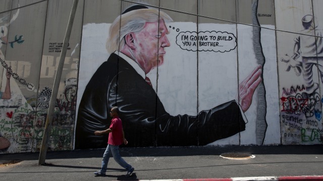 Mural dengan gaya Banksy di Palestina. (Foto: Nasser Nasser/AP)