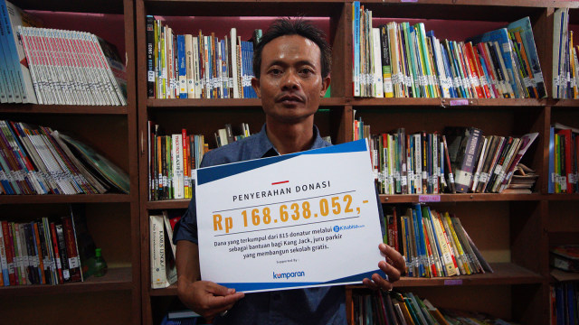Kang Jack menerima donasi (Foto: Cornelius Bintang/kumparan)