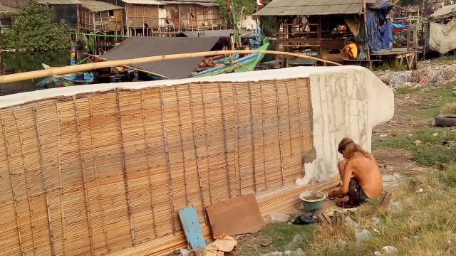 Pria bule misterius di Jakarta Utara (Foto: Utomo P/kumparan)