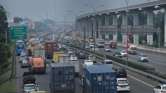 Proyek LRT di kawasan Tol Jagorawi (Foto: Fanny Kusumawardhani/kumparan)