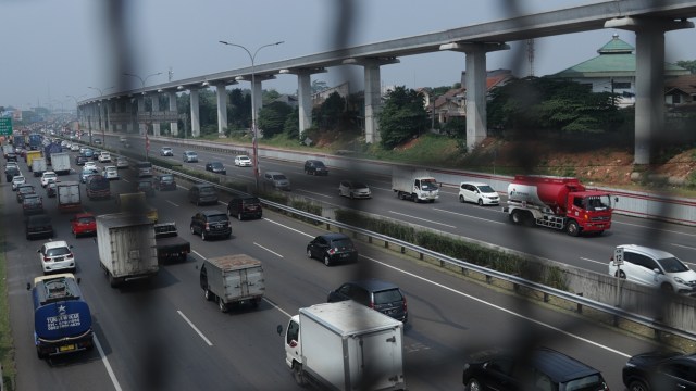 Proyek LRT di kawasan Tol Jagorawi (Foto: Fanny Kusumawardhani/kumparan)