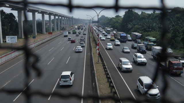Proyek LRT di kawasan Tol Jagorawi (Foto: Fanny Kusumawardhani/kumparan)