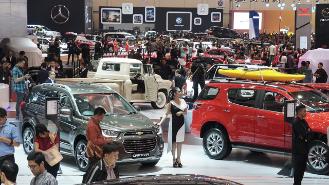 Pengunjung berdatangan ke GIIAS 2017. Foto: Aditia Noviansyah/kumparan