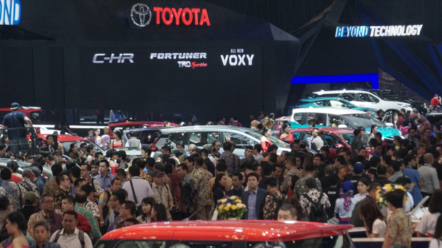 Pengunjung GIIAS 2017. (Foto: Aditia Noviansyah/kumparan)