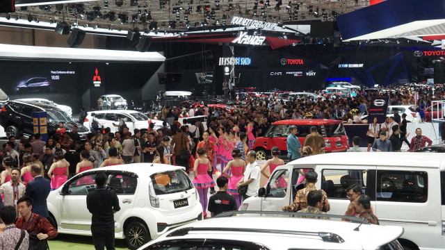 Hari pertama GIIAS 2017 dipadati pengunjung. (Foto: Aditia Noviansyah/kumparan)