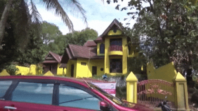 Rumah kuning yang disebut berhantu (Foto: Dokumentasi kumparan)