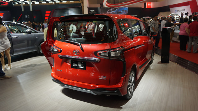 Tampak belakang Toyota Sienta Limited Edition (Foto: Gesit Prayogi/kumparan)