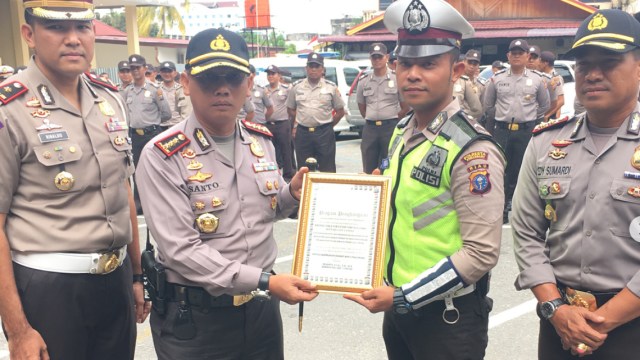 Bripda Yoga dapat penghargaan Kapolres (Foto: IG @humaspolrestapekanbaru)