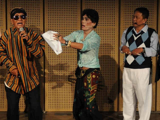 "Silakan Waria, tapi Buat Kami Tertawa!" (3)