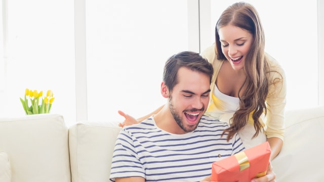 Memberikan hadiah (Foto: Thinkstock)