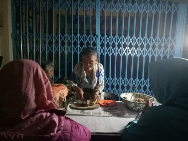 Ibu Mursinah, Si Penjual Nasi Goreng Babat Sejak 1971