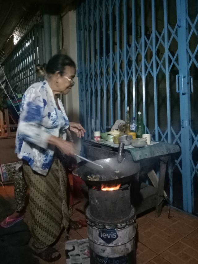 Ibu Mursinah, Si Penjual Nasi Goreng Babat Sejak 1971 (1)