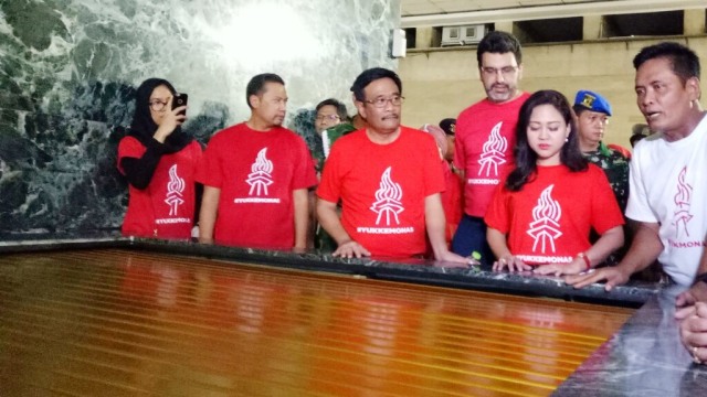 Djarot meninjau tempat peletakan bendera pusaka (Foto: Kevin Kurnianto/kumparan)