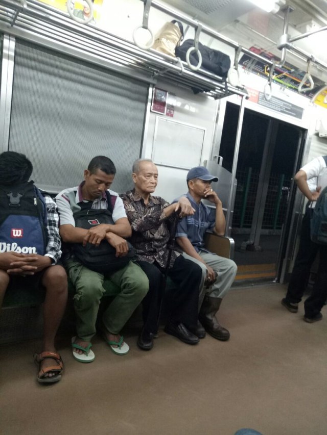 Buya Syafi'i di kereta Commuter Line. (Foto: Dok. Asmul Khairi)