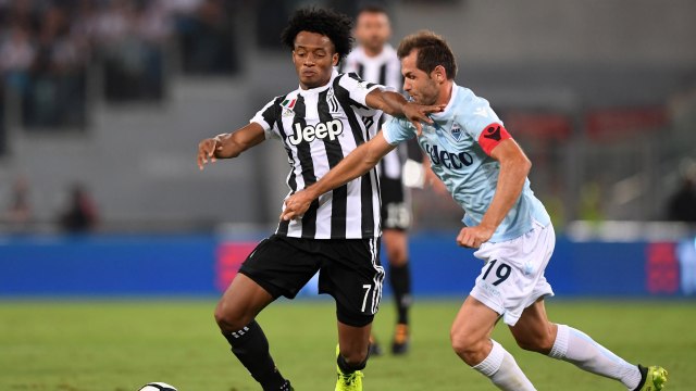 Cuadrado (kiri) jadi titik lemah Juventus. (Foto: Reuters/Alberto Lingria)