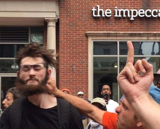 Pukulan setelah memberikan salam Nazi (Foto: Reuters/Casey Ian Patchell)