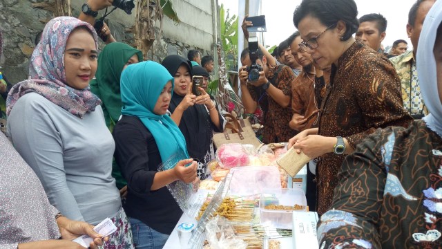 Sri Mulyani belanja produk UMKM. Foto: Nicha Muslimawati/kumparan
