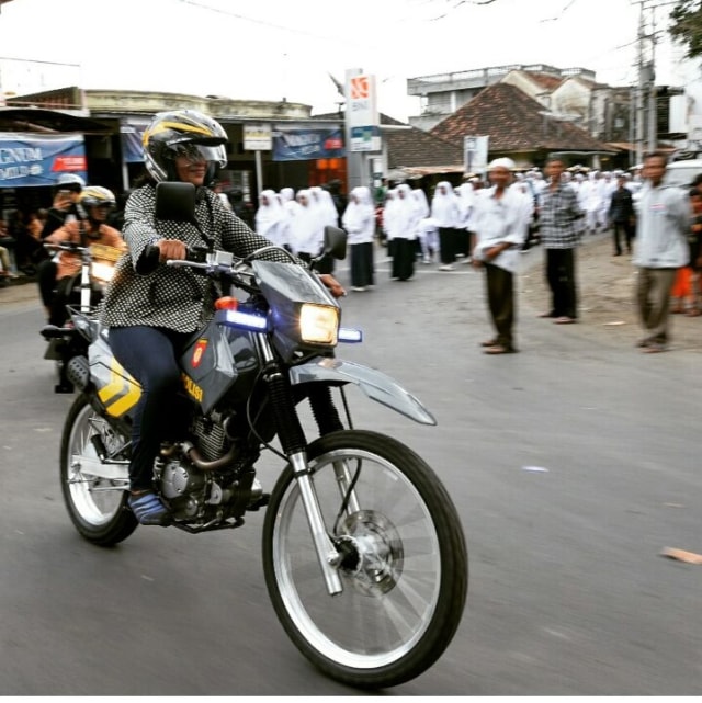 Susi naik motor trail di Lombok (Foto: Instagram Susi Pudjiastuti)
