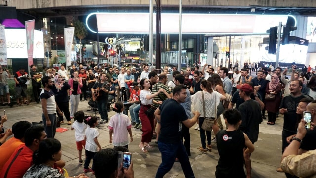 Wisatawan berdendang di Bukit Bintang (Foto: Aditia Noviansyah/kumparan)