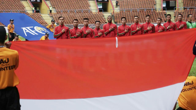 Timnas menyanyikan lagu kebangsaan (Foto: Aditia Noviansyah/kumparan)