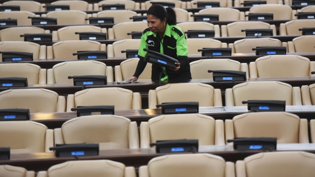 Membersihkan Gedung DPR. (Foto: Antara/Akbar Nugroho Gumay)