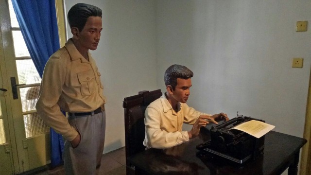 Patung Sayuti Melik mengetik naskah Proklamasi. (Foto: Anggi Kusumawadewi/kumparan)