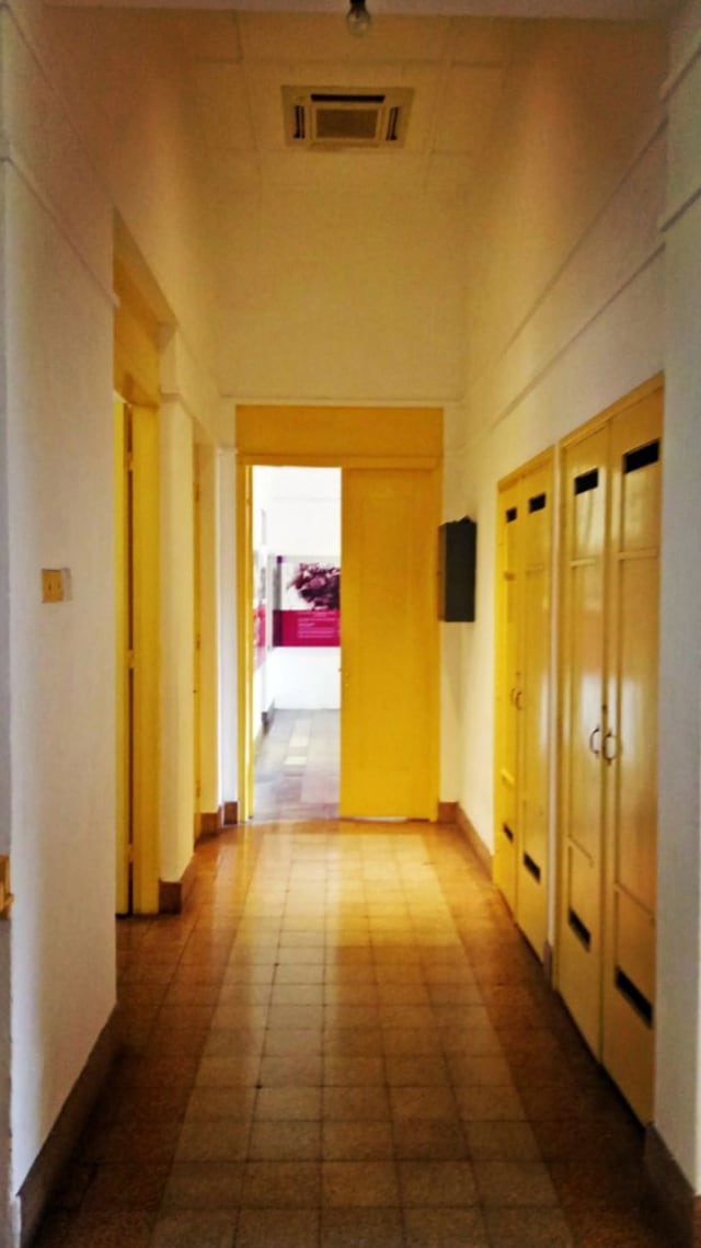 Lorong lantai dua di rumah Imam Bonjol 1, Menteng. (Foto: Anggi Kusumawadewi/kumparan)