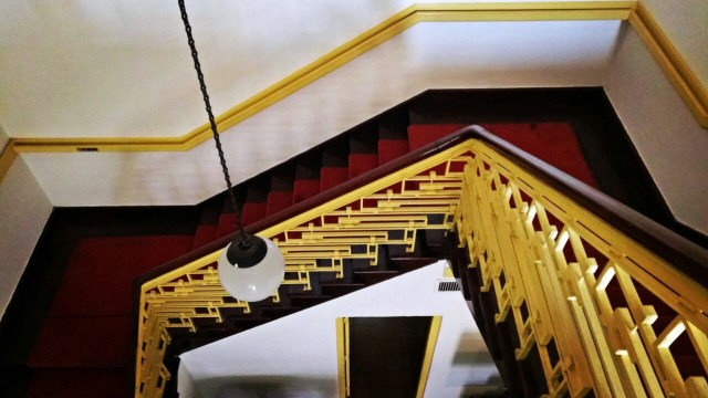 Anak tangga di rumah Imam Bonjol 1, Menteng. (Foto: Anggi Kusumawadewi/kumparan)