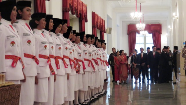 Jokowi bersama paskibraka Foto: Yudhistira Amran Saleh/kumparan