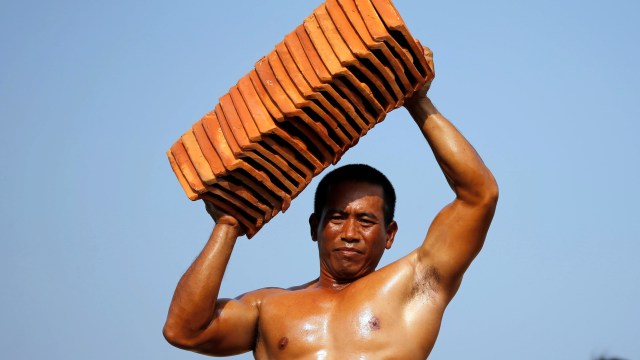 Pria memiliki puting di dadanya. Foto: REUTERS/Beawiharta