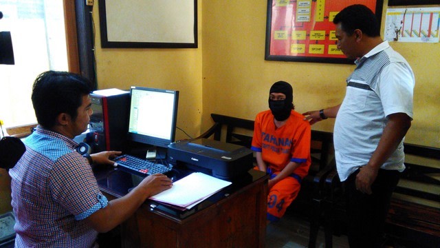 Saat Kasir Sibuk Hitung Uang Receh, Seorang Pria Kesempatan Curi Parfum