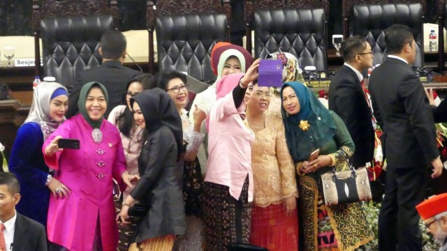 Anggota parlemen selfie di Sidang Tahunan MPR/DPR (Foto: Fahrian Saleh/kumparan)