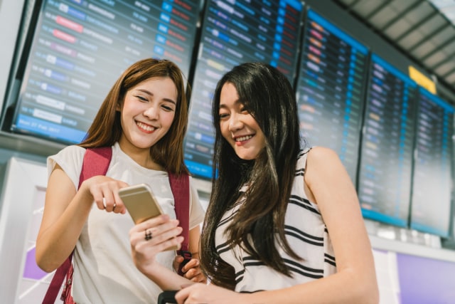 Ilustrasi Membaca Ulasan dari Situs Perjalanan (Foto: Thinkstocks)