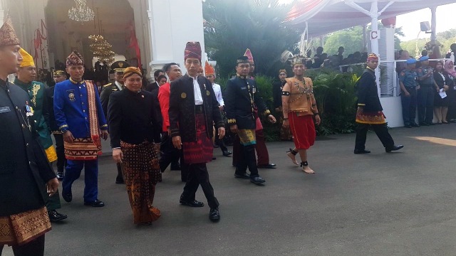 Jokowi mengenakan baju adat Banjar. (Foto: Yudhistira Amran S./kumparan)