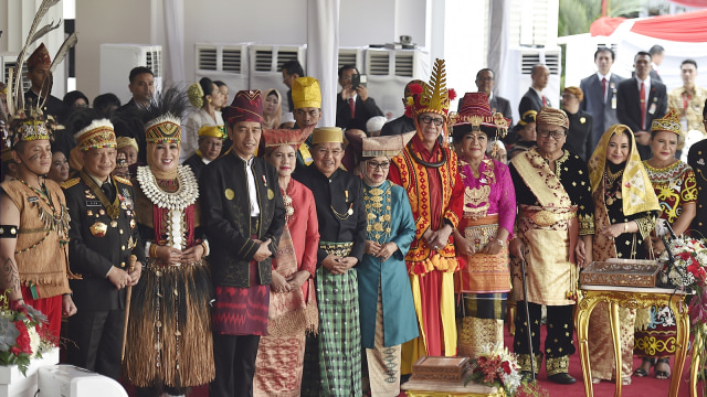 Jokowi para bersama pemenang pakaian adat terbaik  (Foto: Antara/Puspa Perwitasari)