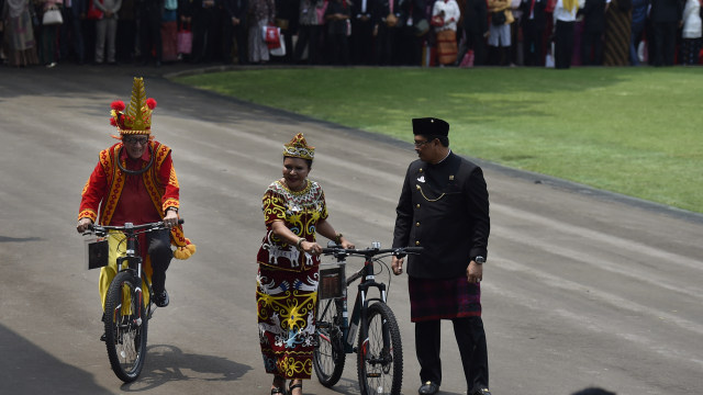 Yasonna naik sepeda dan istri Mahyudin (Foto: ANTARA FOTO/Puspa Perwitasari)